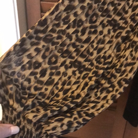 *NWT entro Black Knit Top With Full Pleated Leopard Sleeves (Chiffon) L - Picture 2 of 3